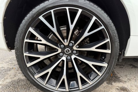 Volvo XC60 B4 R-DESIGN PRO AWD - 22 INCH ALLOY WHEELS - CRYSTAL WHITE PAINT 61