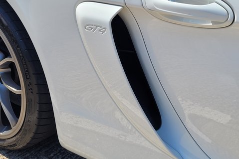 Porsche Cayman GT4 16