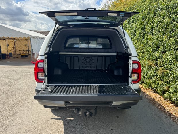 Toyota Hilux Invincible X | Auto | 2.8 LT | Double Cab | Sensors | EURO 6 | NO VAT 9