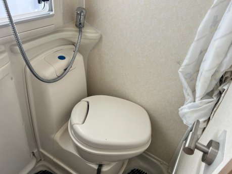 Auto-Sleepers Nuevo ES 4 BERTH PEUGEOT BOXER 2.2 HDI CHASSIS 26