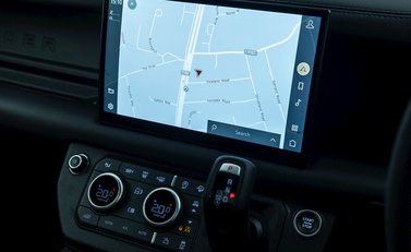 Land Rover Defender 90 V8 Bond Edition 16