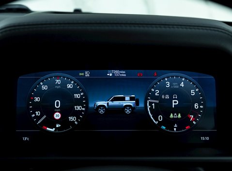 Land Rover Defender 90 V8 Bond Edition 15