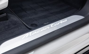 Porsche Macan Turbo Electric 29