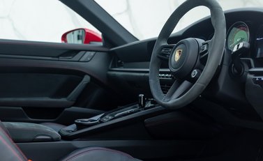 Porsche 911 Carrera 4 GTS (992) 13