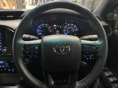 Toyota Hilux INVINCIBLE X 4WD 15