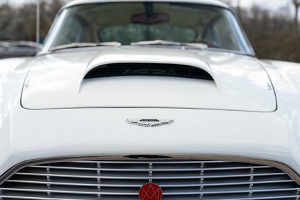 Aston Martin DB4 Series III 8