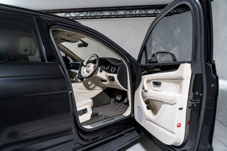 Bentley Bentayga W12. ALL TERRAIN SPEC. PANORAMIC ROOF. H, C & M SEATS. PRIVACY GLASS. 12