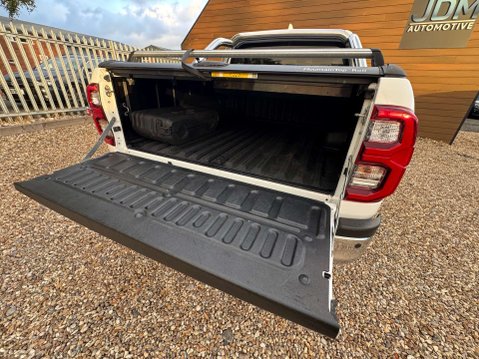 Toyota Hilux 2.8 HI-Luxury Invincible D-4D 4WD Double Cab Auto 4WD 5dr 6