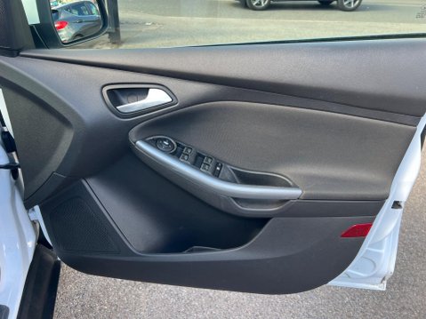 Ford Focus 1.6 Titanium Euro 5 5dr 23
