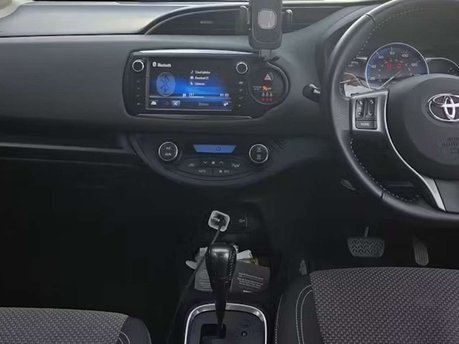 Toyota Yaris 1.5 VVT-h Icon Hatchback 5dr Petrol Hybrid E-CVT Euro 6 (101 ps) 25