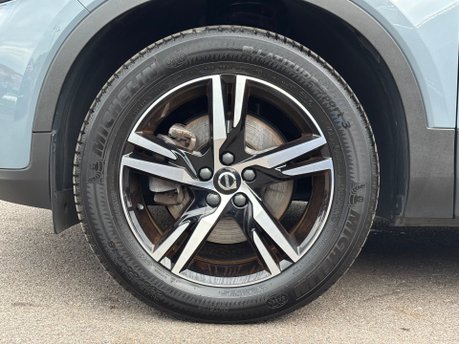 Volvo XC40 2.0 B3 MHEV Plus Dark SUV 5dr Petrol Hybrid DCT Auto Euro 6 (s/s) (163 ps) 4