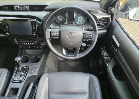 Toyota Hilux 2.8 HI-Luxury Invincible X D-4D 4WD Double Cab Auto 4WD 5dr 9