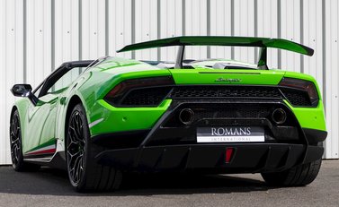 Lamborghini Huracan Spyder LP640-4 Performante 3