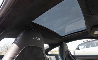 Porsche 911 Carrera GTS (991.2) 13