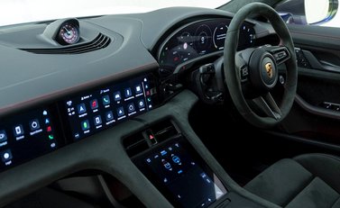 Porsche Taycan GTS Sport Turismo 16