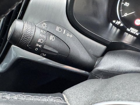 Volvo V90 2.0 D4 Momentum Auto Euro 6 (s/s) 5dr 37