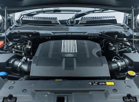 Land Rover Defender 110 V8 Bond Edition 44