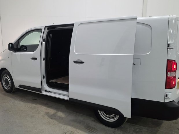 Vauxhall Vivaro Vauxhall Vivaro L2 Diesel 2900 1.5d 100ps Dynamic H1 Van 15