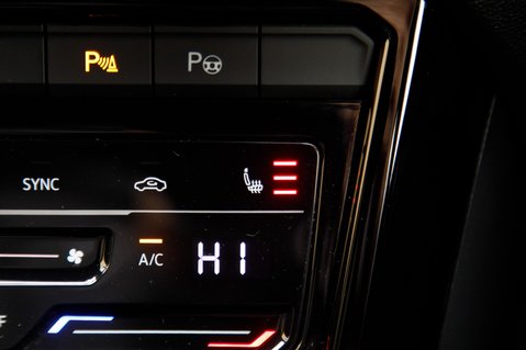 Volkswagen T-Roc R-LINE TSI 33