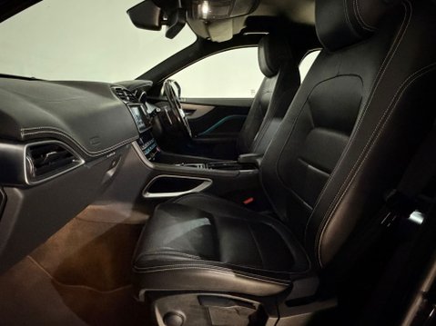 Jaguar F-Pace R-SPORT AWD 17