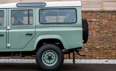 Land Rover Defender 110 Heritage 24