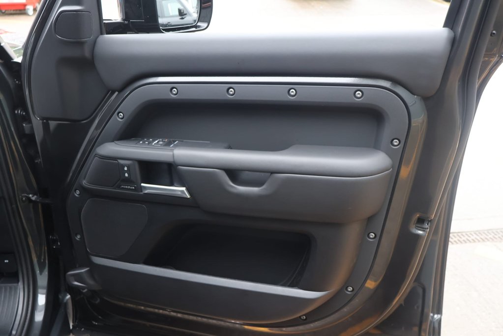 Land Rover Defender 110 2026  MODEL 350 HARD TOP X-DYNAMIC HSE WORLD TOUR  STYLED BY SEEKER  29