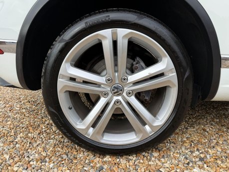 Volkswagen Touareg 3.0 TDI V6 BlueMotion Tech R-Line Tiptronic 4WD Euro 6 (s/s) 5dr 16