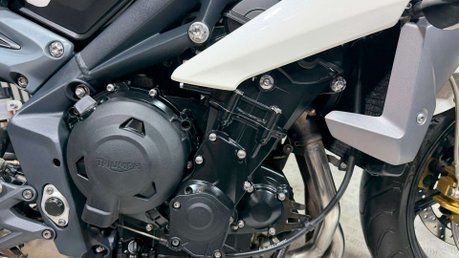 Triumph Street Triple 2013 ONLY 19K, QUICKSHIFTER, ARROW PIPE, NEW MOT 32