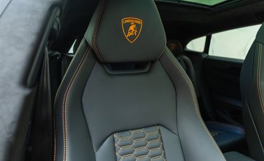 Lamborghini Urus 12