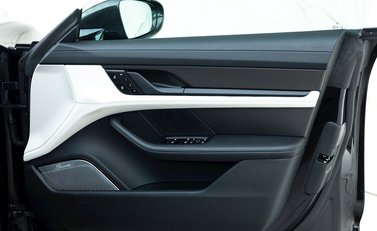 Porsche Taycan Turbo S Cross Turismo 25