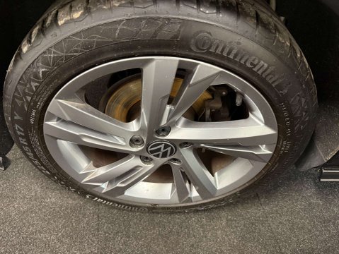 Volkswagen Golf 1.5 Golf R-Line eTSI Semi-Auto 5dr 40