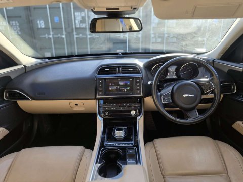 2015 Jaguar XE thumbnail 7