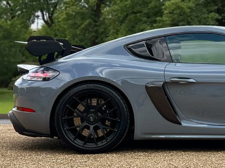 Porsche 718 CAYMAN GT4 RS PDK 12