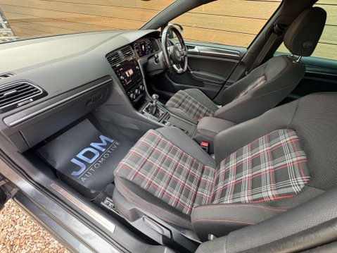 Volkswagen Golf 2.0 Golf GTi Performance TSi 5dr 33