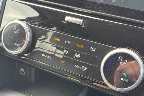 Land Rover Discovery D300 HSE Panel Van - Rear Seat Conversion / Black Pack 45