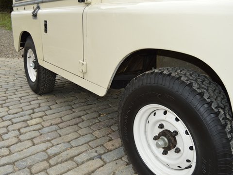 Land Rover 88 Series III SUV 31