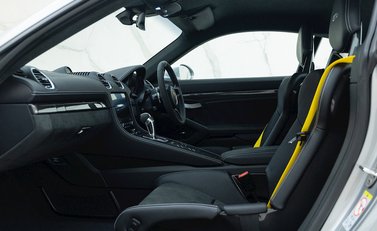 Porsche 718 Cayman GT4 12