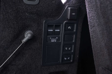 Land Rover Discovery 3.0 Discovery R-Dynamic SE D MHEV Auto 4WD 5dr 9