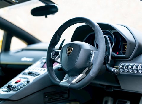 Lamborghini Aventador LP700-4 13