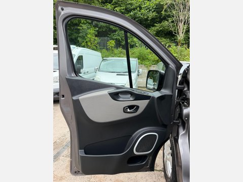 Renault Trafic 1.6 dCi 27 Sport Nav Panel Van 5dr Diesel Manual SWB Standard Roof Euro 6 ( 43