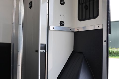 Renault Master BRAND NEW 3.5 TON STALLION BUILD EXTREME HEAVY DUTY HORSEBOX FROM SEEKER  38