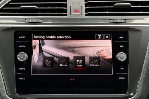 Volkswagen Tiguan R-LINE TSI DSG - ONE OWNER - APPLE CAR PLAY -ADAPTIVE CRUISE 46