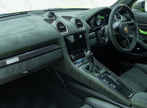 Porsche Cayman GT4 RS (718) 17