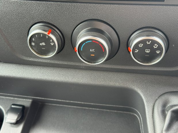 Renault Master LWB L3H2 Medium Roof Business 35 Air Con Sensors EURO 6 25