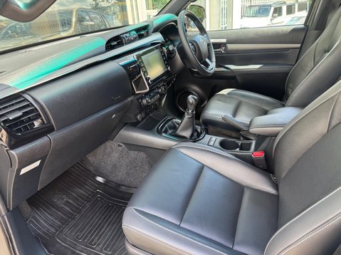 Toyota Hilux INVINCIBLE X 4WD D-4D DCB 36