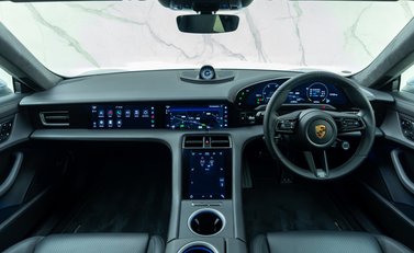 Porsche Taycan TURBO 19