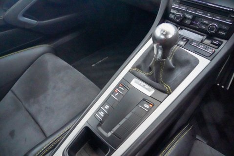 Porsche Cayman GT4 14