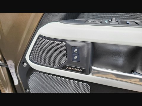 Land Rover Defender X-DYNAMIC HSE MHEV 25