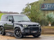 Land Rover Defender D300 X-Dynamic HSE 2