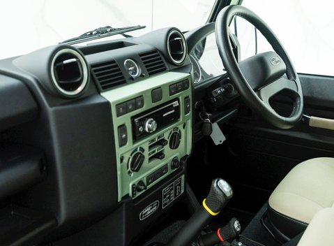 Land Rover Defender 110 Heritage 16